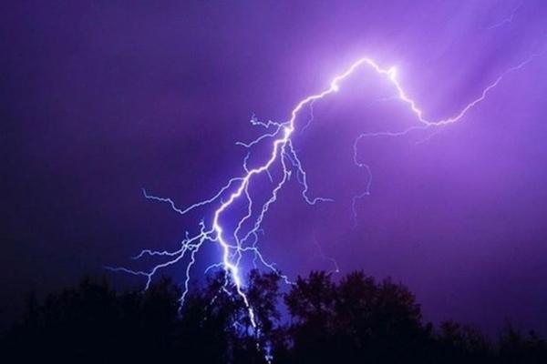 Chơi bóng ở trường, nhóm học sinh bị sét đánh trúng khiến một em tử vong-2