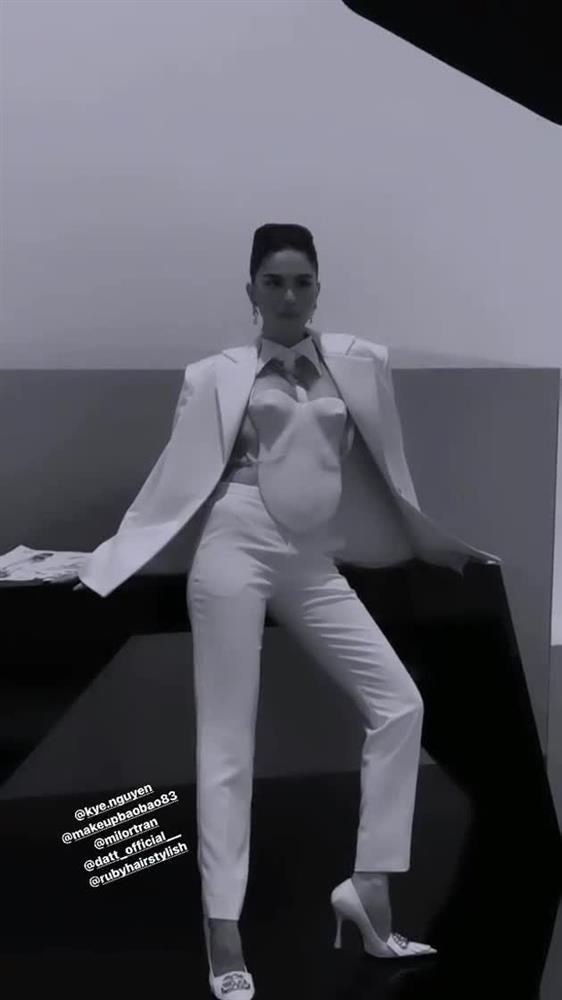 Kim Kardashian mặc áo độc dị gợi nhớ corset hư hỏng của Ngọc Trinh-6