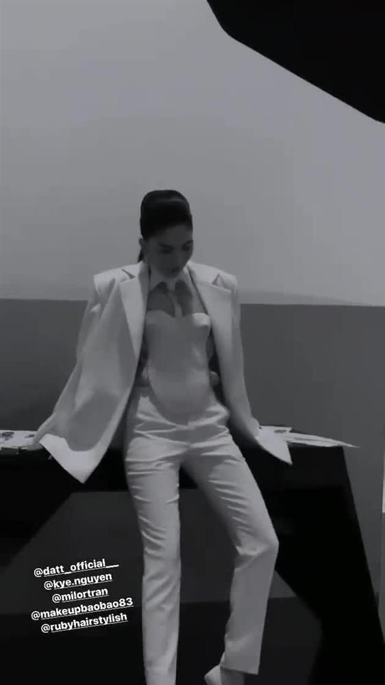 Kim Kardashian mặc áo độc dị gợi nhớ corset hư hỏng của Ngọc Trinh-7