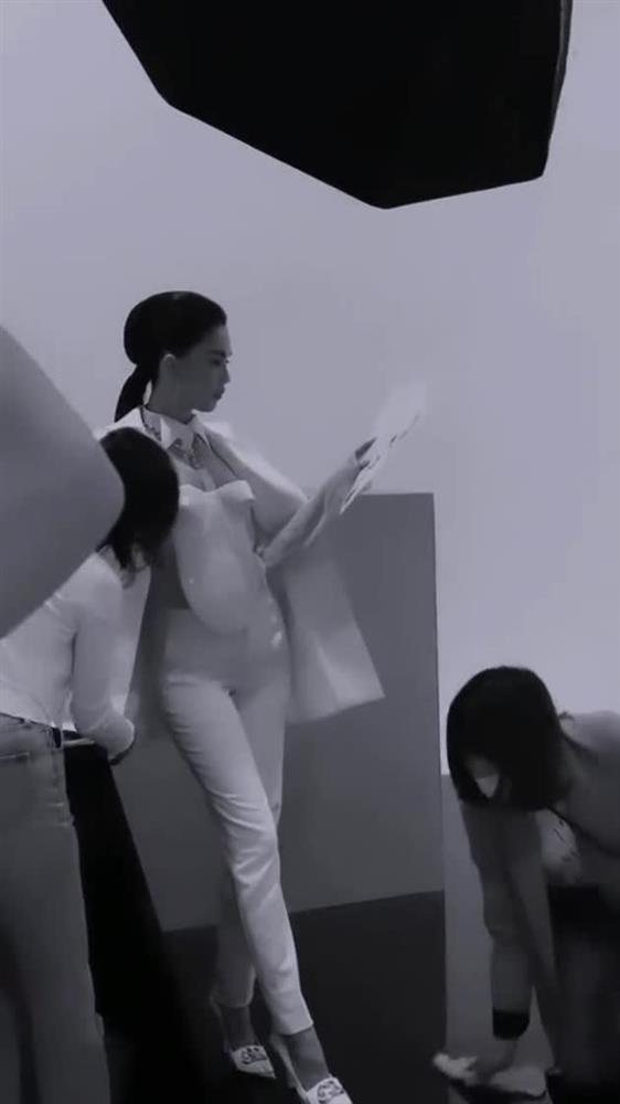 Kim Kardashian mặc áo độc dị gợi nhớ corset hư hỏng của Ngọc Trinh-8