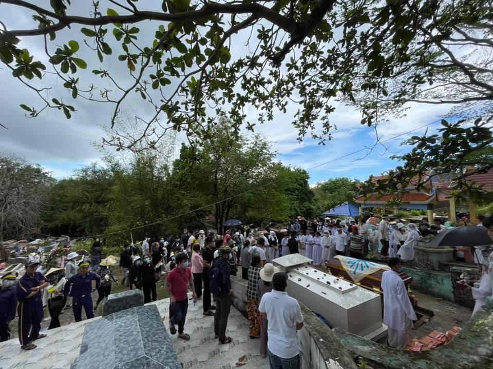 Xót xa hình ảnh Chi Dân trong tang lễ mẹ ruột-4