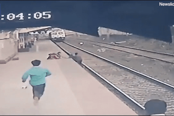 Clip: Bé trai thoát chết nhờ cú 'tốc biến' của nhân viên ga tàu