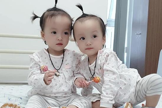 Khoảnh khắc 2 chị em ríu rít sau khi bé Diệu Nhi được phẫu thuật hoàn chỉnh đường tiêu hóa