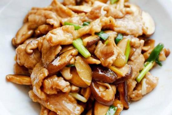 Chế biến thịt lợn xào nấm ngon cơm