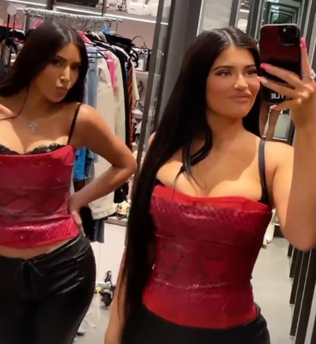Chị em Kim Kardashian đụng hàng áo corset 6.349 USD-1
