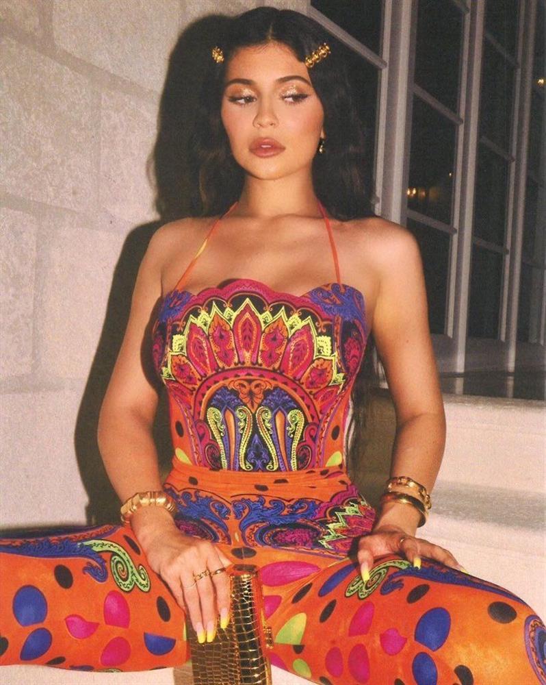 Chị em Kim Kardashian đụng hàng áo corset 6.349 USD-3