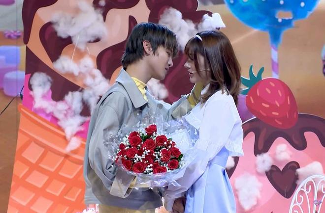 Phạm Đình Thái Ngân xin lỗi vì hôn khách mời ở game show-1