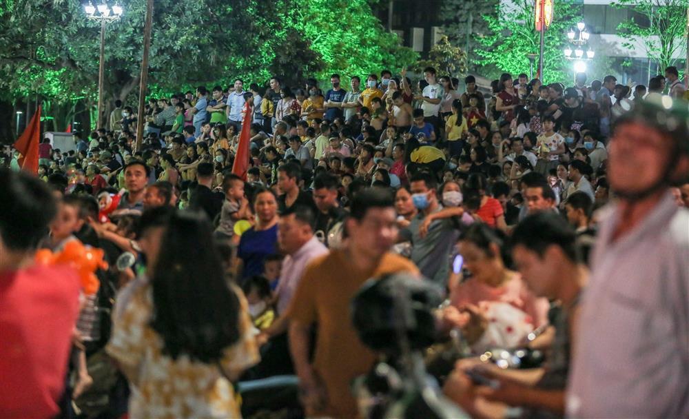 Nghìn người chen nhau chiêm ngưỡng pháo hoa rực rỡ trên đất Tổ-4