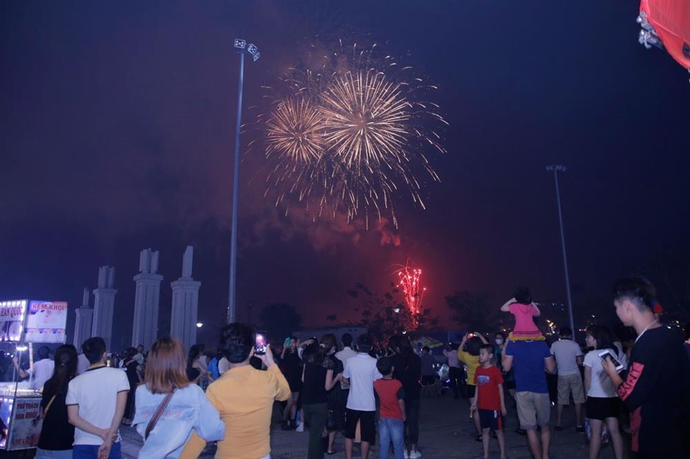 Nghìn người chen nhau chiêm ngưỡng pháo hoa rực rỡ trên đất Tổ-8