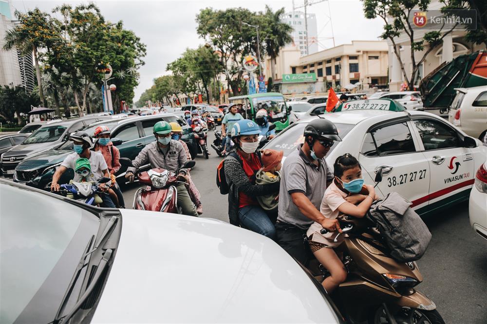 Biển người chật kín Thảo Cầm Viên Sài Gòn trong ngày giỗ Tổ Hùng Vương-1