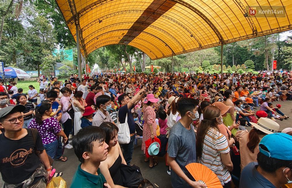 Biển người chật kín Thảo Cầm Viên Sài Gòn trong ngày giỗ Tổ Hùng Vương-4