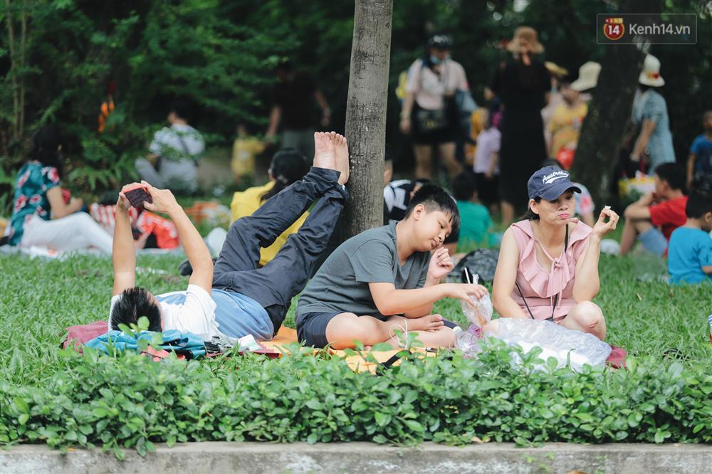 Biển người chật kín Thảo Cầm Viên Sài Gòn trong ngày giỗ Tổ Hùng Vương-14