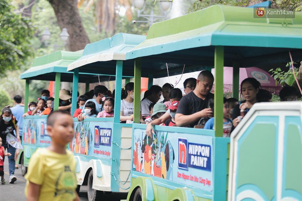 Biển người chật kín Thảo Cầm Viên Sài Gòn trong ngày giỗ Tổ Hùng Vương-17