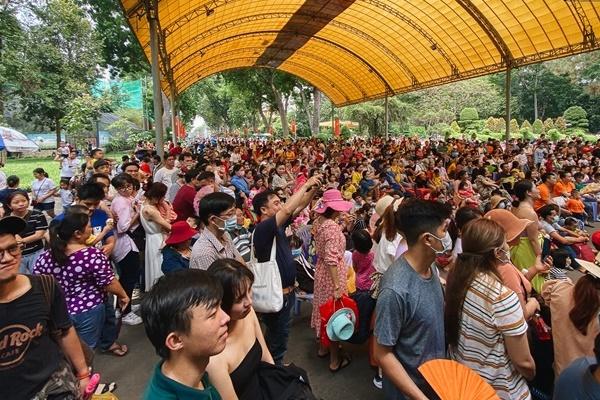 Phát khẩu trang cho biển người tới dâng hương tại đền Hùng-1