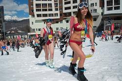 Hàng nghìn người mặc bikini trượt tuyết ở Nga