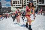 Hàng nghìn người mặc bikini trượt tuyết ở Nga
