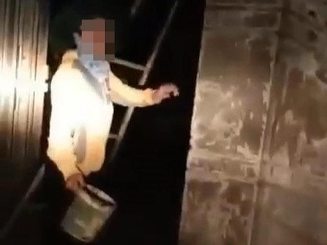 Phẫn nộ: Bé 2 tuổi bị hàng xóm đổ phân lên đầu vì mẹ vay nợ chưa trả-1