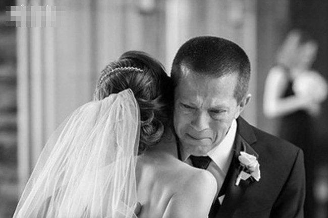 Nửa đêm ra ngoài, tôi hét thất thanh nhìn cảnh trên sofa-3