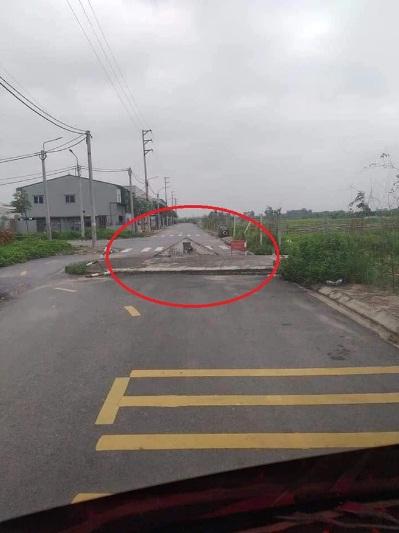 Bia đá mọc chình ình ngay giữa đường, dòng chữ trên đó càng khiến nhiều người kinh sợ-1