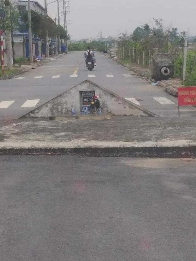 Bia đá mọc chình ình ngay giữa đường, dòng chữ trên đó càng khiến nhiều người kinh sợ-2