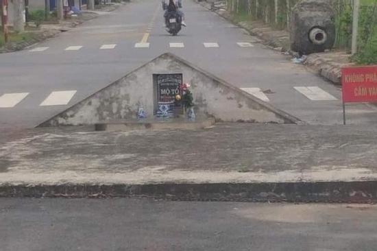 Bia đá 'mọc' chình ình ngay giữa đường, dòng chữ trên đó càng khiến nhiều người kinh sợ