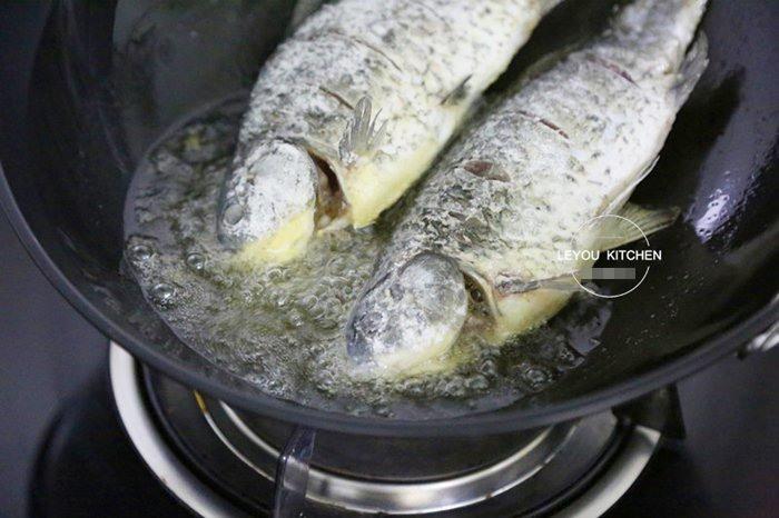 Rán cá, thêm tinh bột hay bột mì để cá luôn giòn ngon, rán 10 con như 10?-3