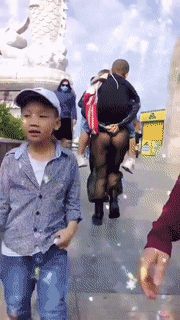 Chị gái nghiện thả rông diện áo xuyên thấu, phô vòng 1 phản cảm-3