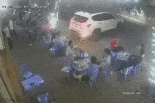 Clip: Đâm nát xe taxi, tài xế Range Rover vẫn tỏ thái độ bề trên-5