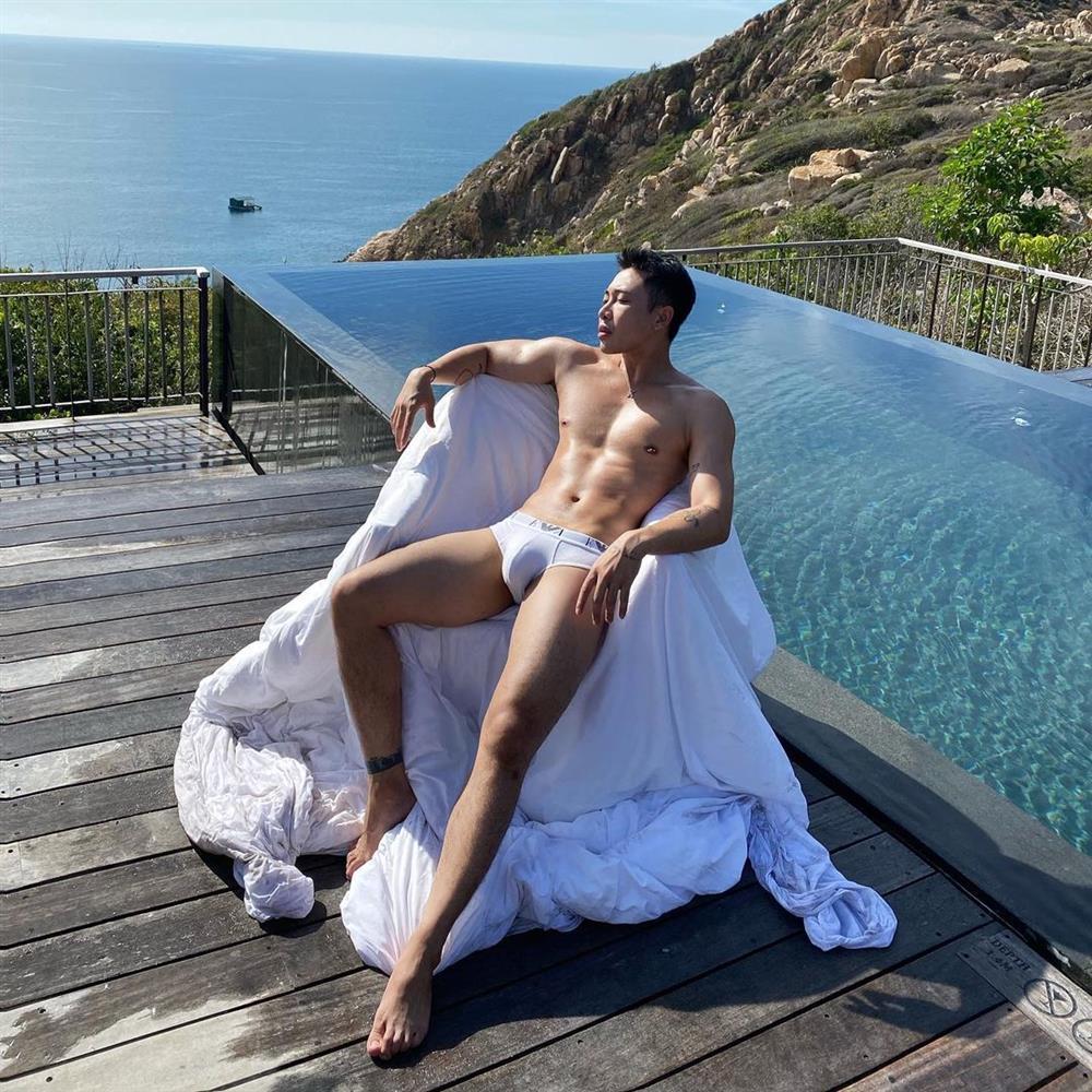 Stylist Hoàng Ku khoe sóng đánh bay quần khiến Sunht cũng phải cảm thán Eo ơi-4