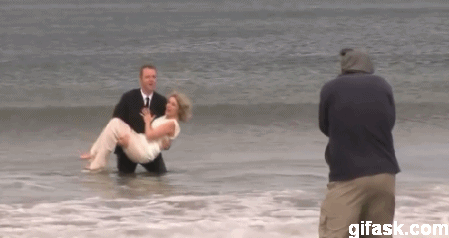 Quỳ gối trao hoa rách đũng quần, chú rể có pha xử lý khiến cô dâu đứng hình-3