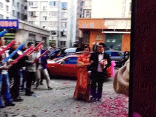 Quỳ gối trao hoa rách đũng quần, chú rể có pha xử lý khiến cô dâu đứng hình-4