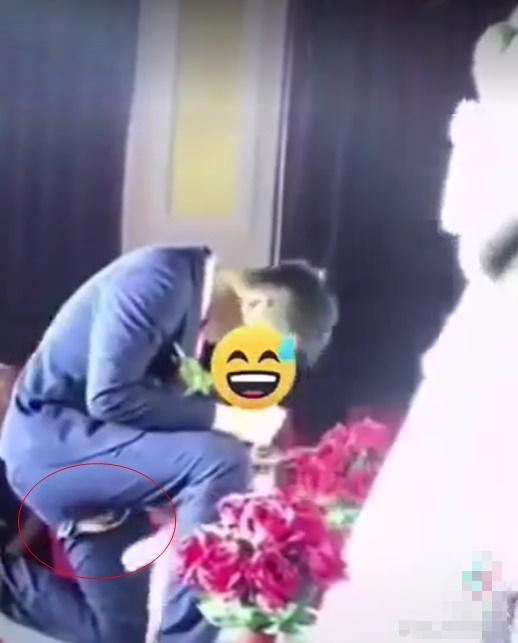 Quỳ gối trao hoa rách đũng quần, chú rể có pha xử lý khiến cô dâu đứng hình-1