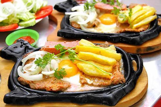 Trứng ốp để cạnh bít tết tưởng để cho đẹp, nhưng có sự thật bất ngờ phía sau