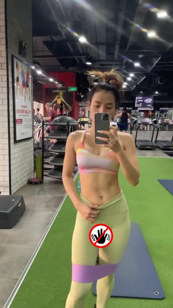 Phuong Trinh Jolie livestream practicing yoga tights with triangle honey-5