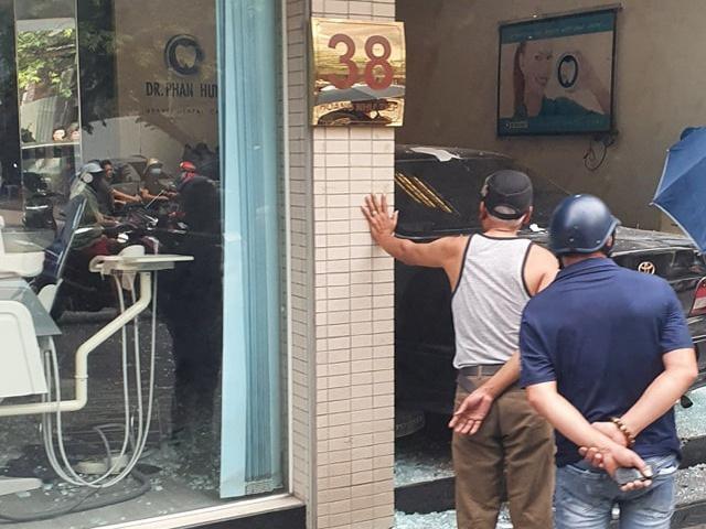 Camry chui tọt vào phòng khám răng trên phố Hà Nội-2