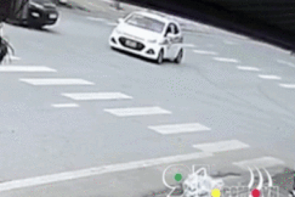 Clip: Đâm nát xe taxi, tài xế Range Rover vẫn tỏ thái độ bề trên-1