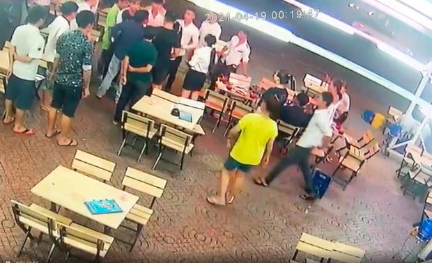 Clip: CSGT nổ súng khống chế nhóm thanh niên hỗn chiến ở Sài Gòn-1