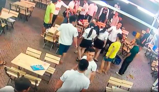 Clip: CSGT nổ súng khống chế nhóm thanh niên hỗn chiến ở Sài Gòn-2