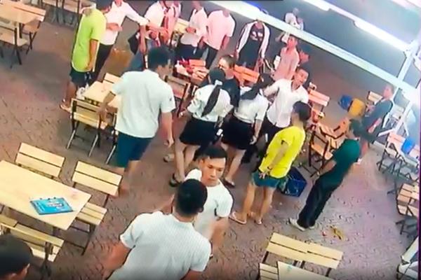 Đang ôm bạn gái đi dạo, điện thoại trong túi bỗng phát nổ, cháy đùng đùng-1