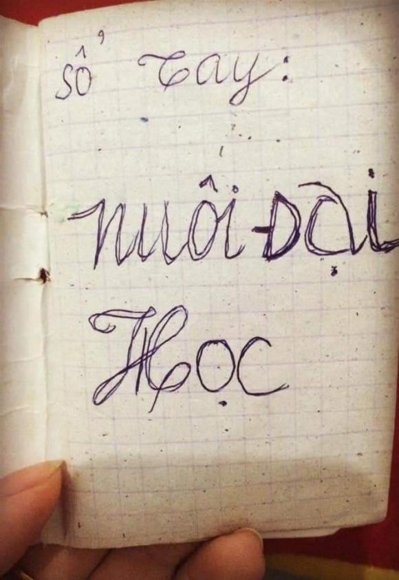 Dọn nhà thấy cuốn sổ tay nuôi đại học, cô gái nghẹn ngào vì các khoản tiền được bố mẹ liệt kê-1