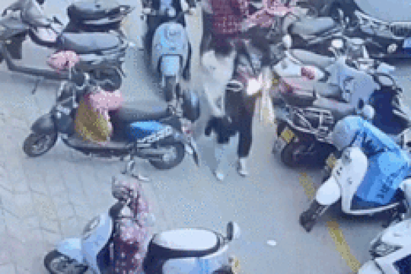 Đang ôm bạn gái đi dạo, điện thoại trong túi bỗng phát nổ, cháy đùng đùng