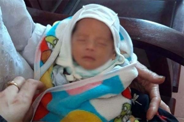 Đang đi xin con nuôi, người phụ nữ độc thân thấy bé trai sơ sinh trước cửa nhà-1