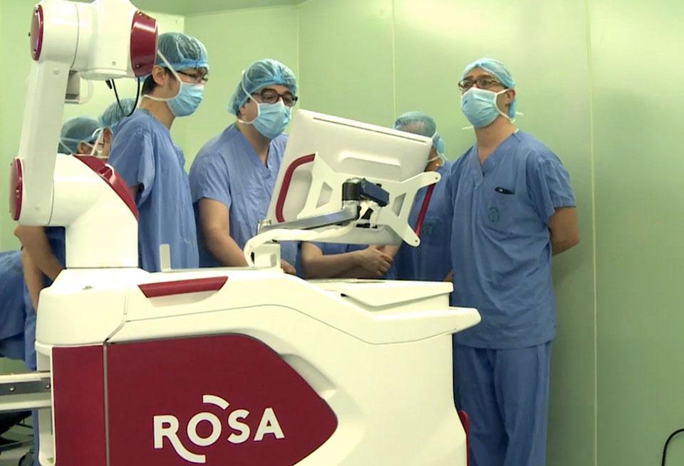 Cựu Giám đốc BV Bạch Mai hút máu bệnh nhân-2