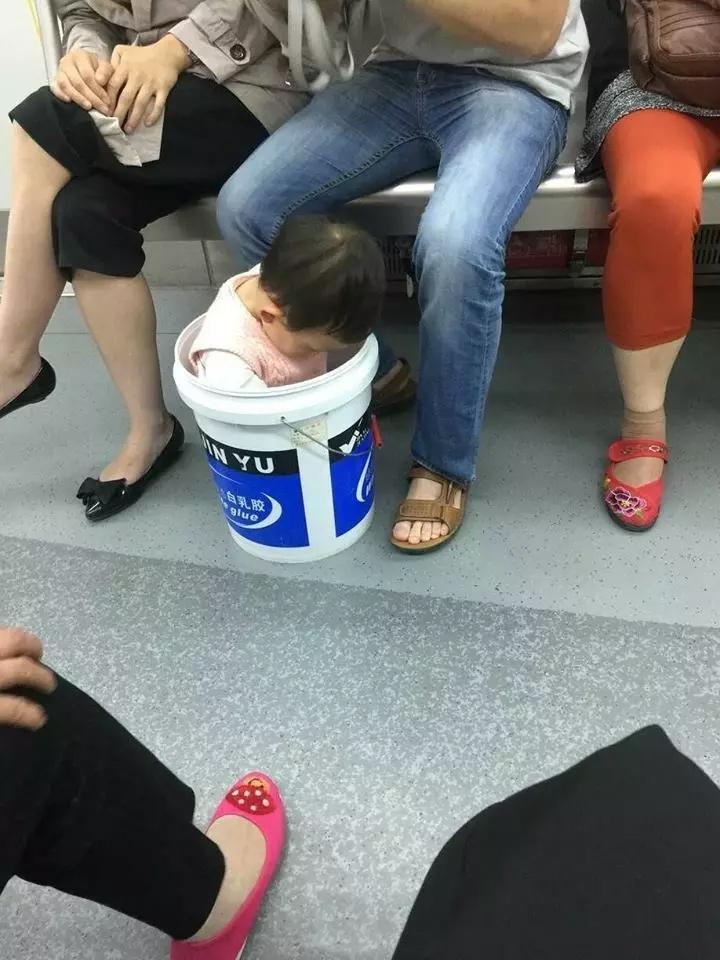 Mở balo học trò, cô giáo sang chấn tâm lý nhìn thứ phụ huynh để bên trong-3