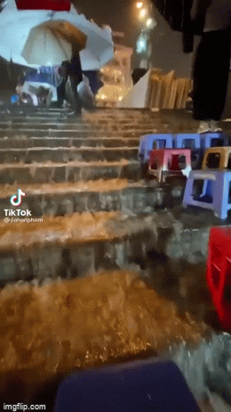 Hào hứng đi du lịch Đà Lạt, ai ngờ đang ngồi ăn thì thác nước chảy xối xả-1