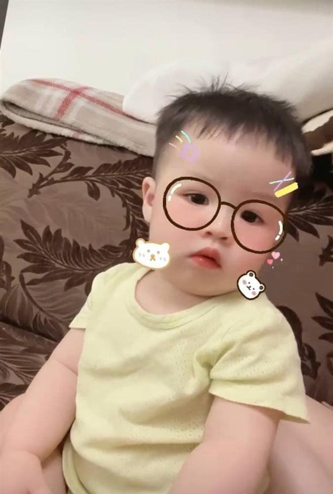 Ngoại hình cực yêu của cháu trai Minh Nhựa, nhìn thôi muốn tan chảy rồi-7