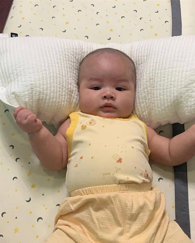 Ngoại hình cực yêu của cháu trai Minh Nhựa, nhìn thôi muốn tan chảy rồi-5