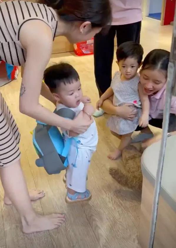 Ngoại hình cực yêu của cháu trai Minh Nhựa, nhìn thôi muốn tan chảy rồi-10