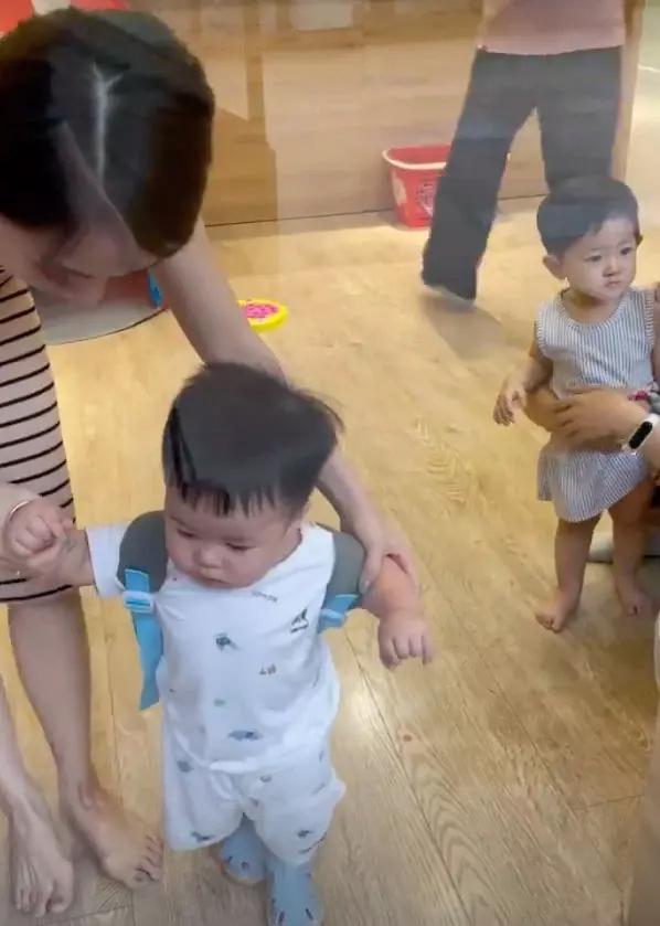 Ngoại hình cực yêu của cháu trai Minh Nhựa, nhìn thôi muốn tan chảy rồi-11