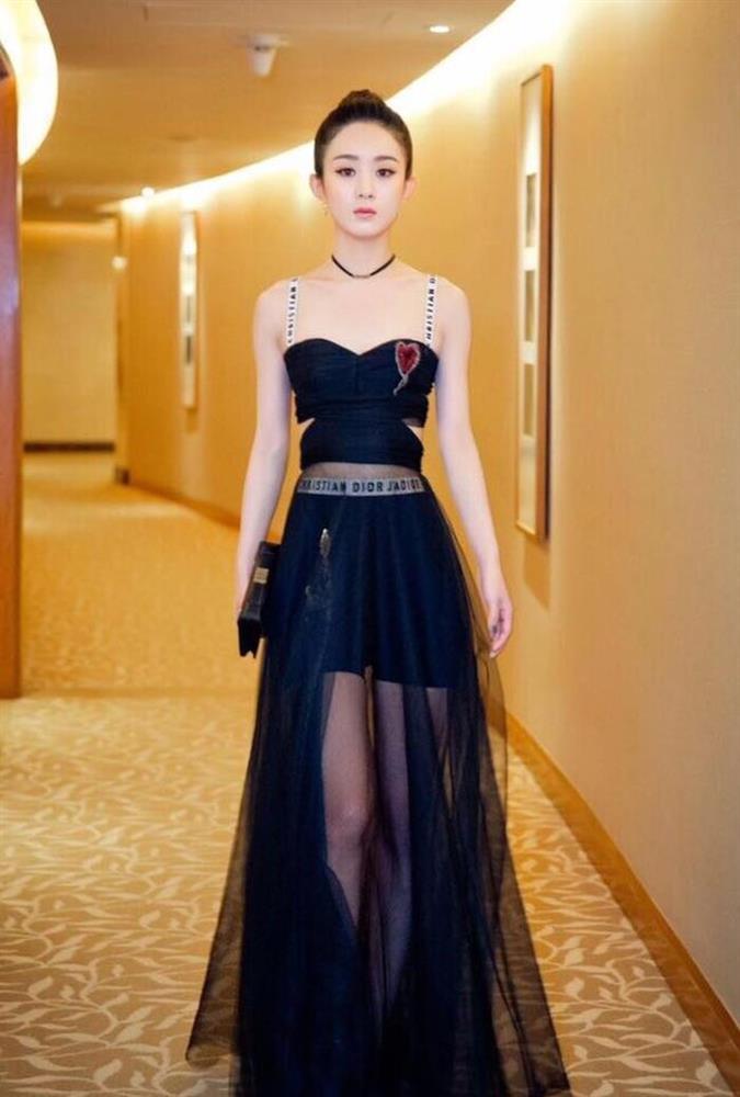 Triệu Lệ Dĩnh bị chê mặc hàng hiệu như hàng chợ-6